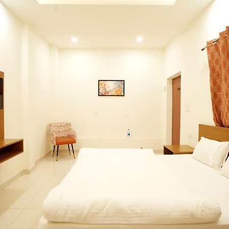 Apoorva Guest House Ayodhya Exterior foto